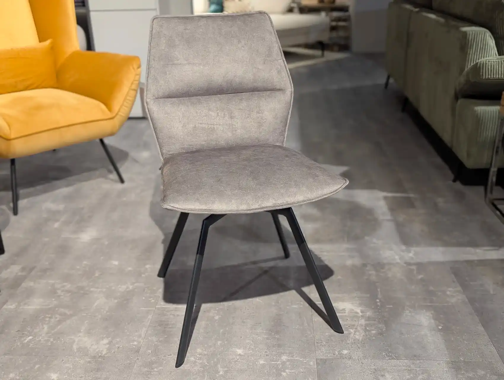 Stuhl mit grauen Bezug und einer praktischen Drehfunktion.