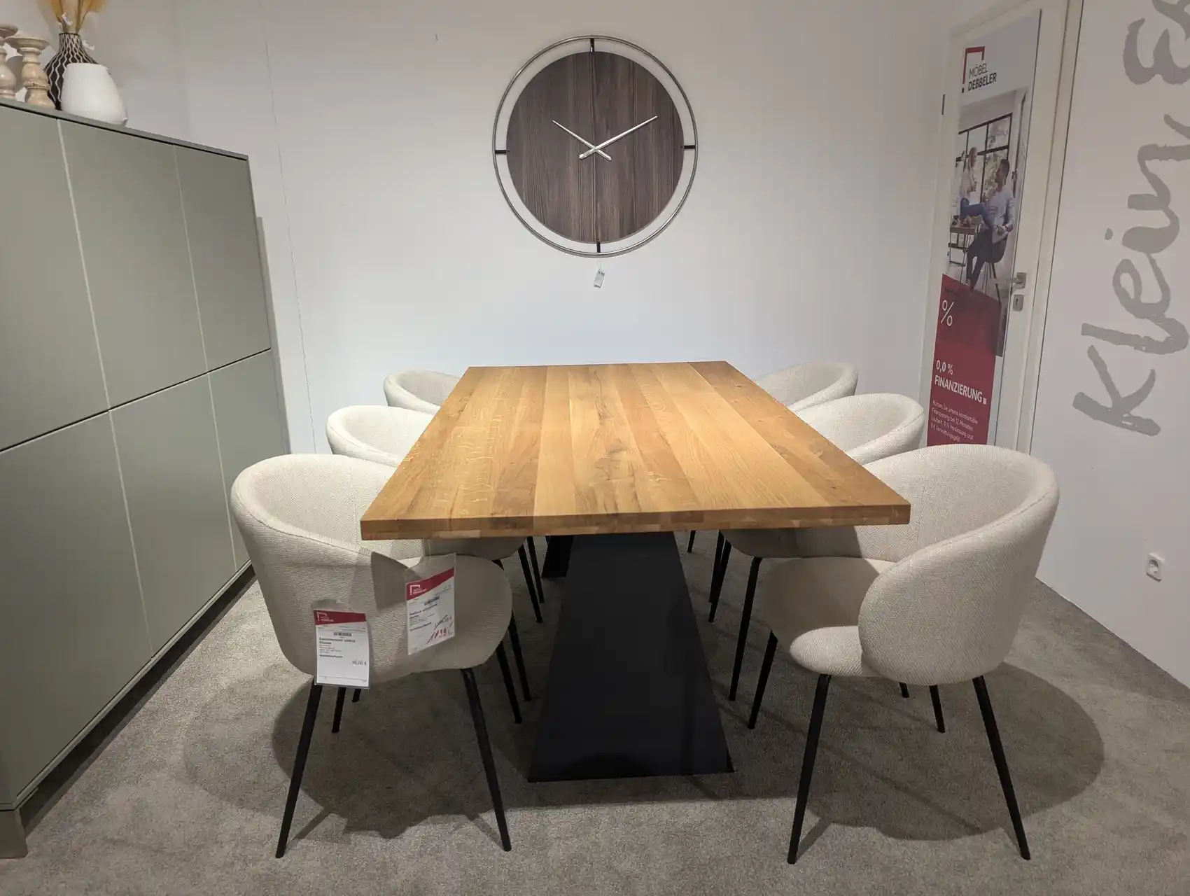 Massiver Esszimmertisch Ein Tisch aus massiver Wildeiche wo 6 Stühle drum rum stehen.