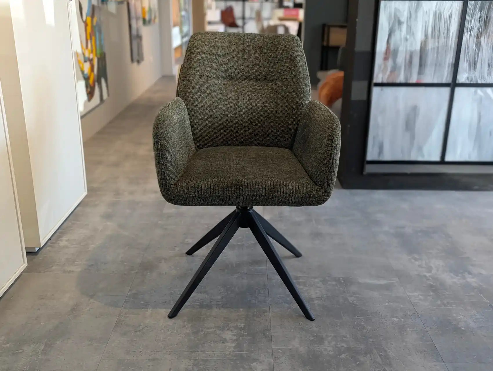 Grüner Armlehnstuhl mit Drehfunktion