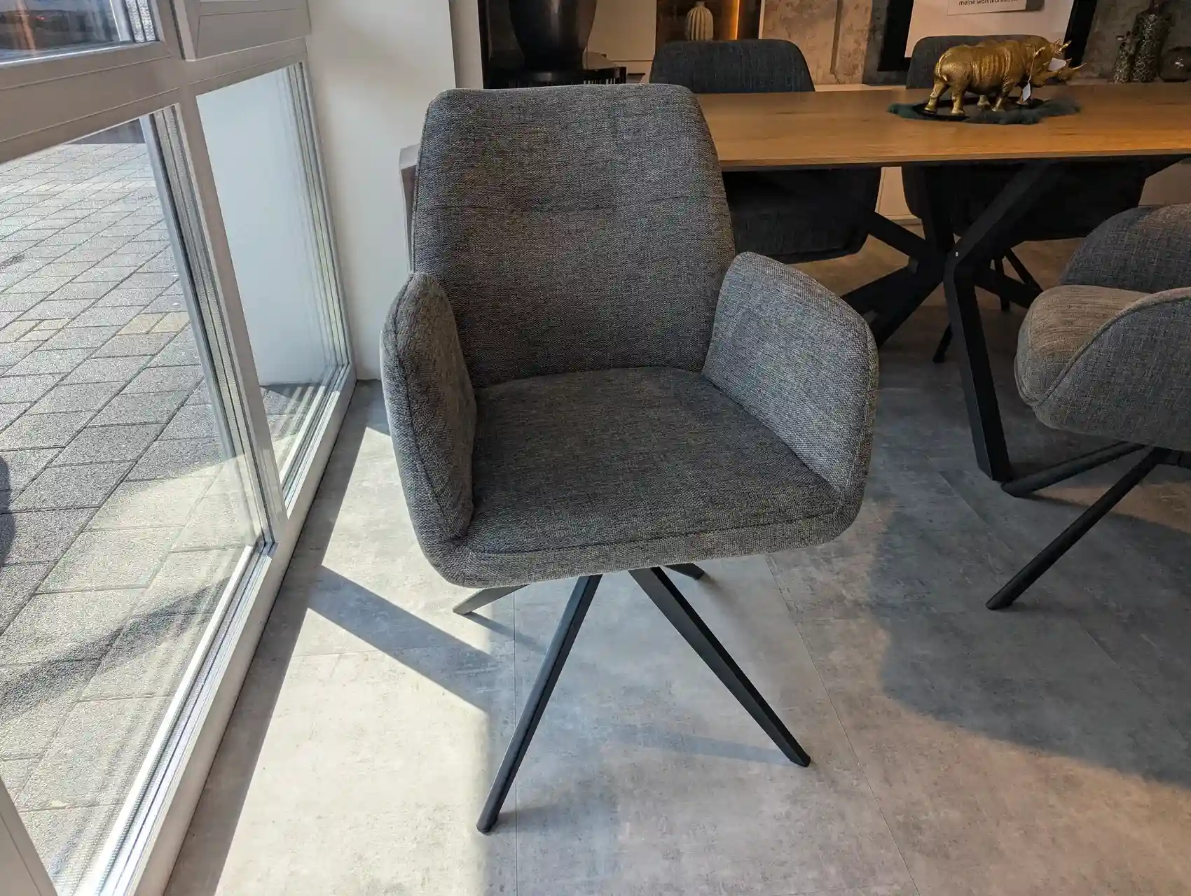Grauer Armlehnstuhl mit Drehfunktion 