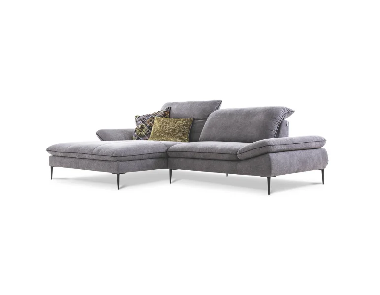 Graues Sofa mit einem Stoffbezug. Eine Seite mit Longchair