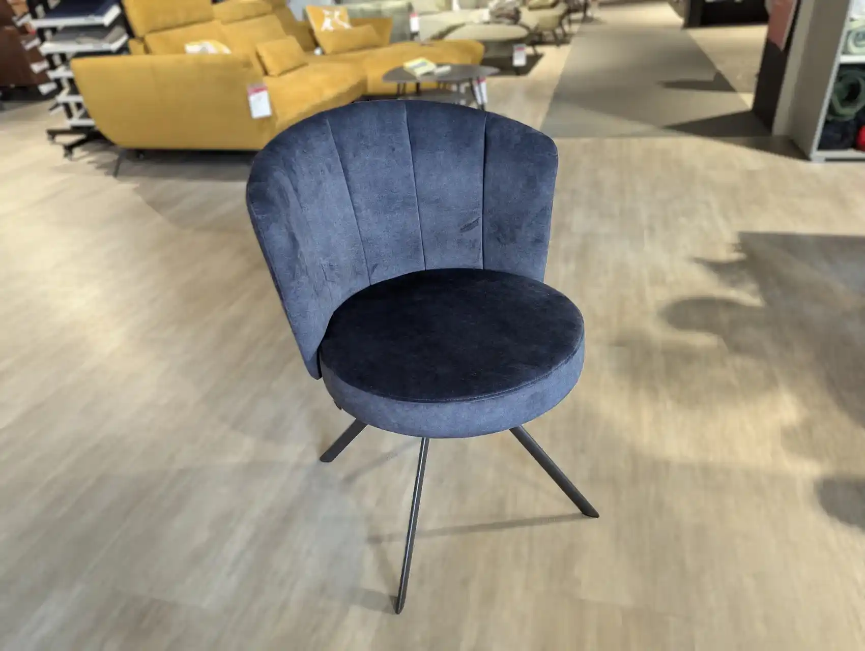 Blauer Stuhl ohne Armlehnen. Passt perfekt in den Ess- oder Wohnbereich. Der Stuhl ist drehbar.