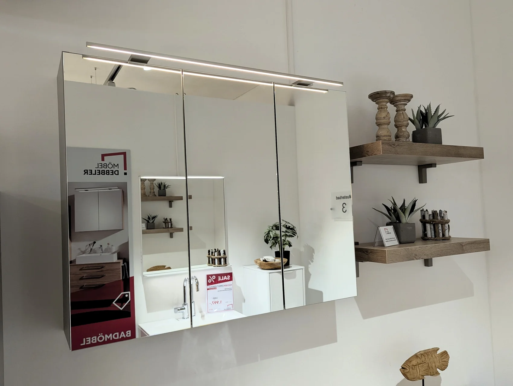 ein an der Wand montierter Spiegelschrank für das Badezimmer