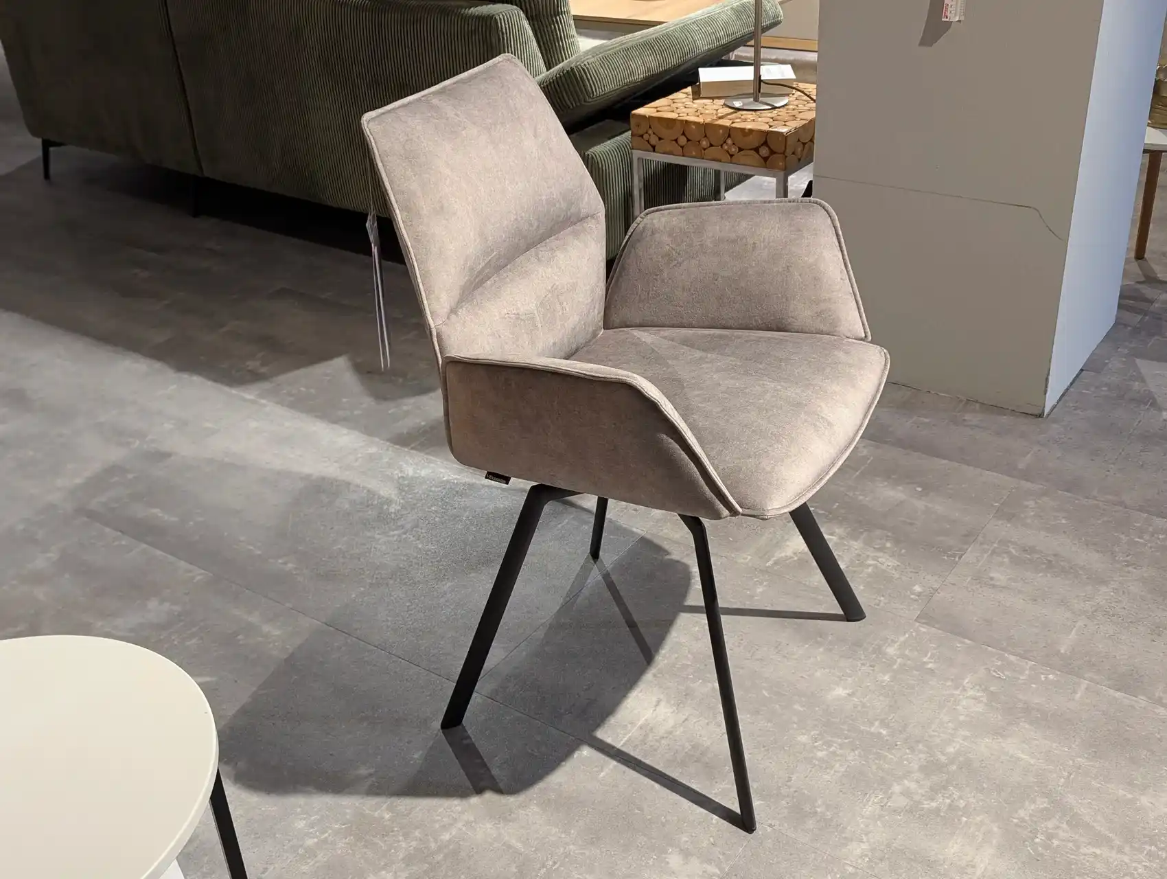 Armlehnstuhl seiltiche Ansicht mit sichtbaren Gestell und guter Ansicht vom Polster.