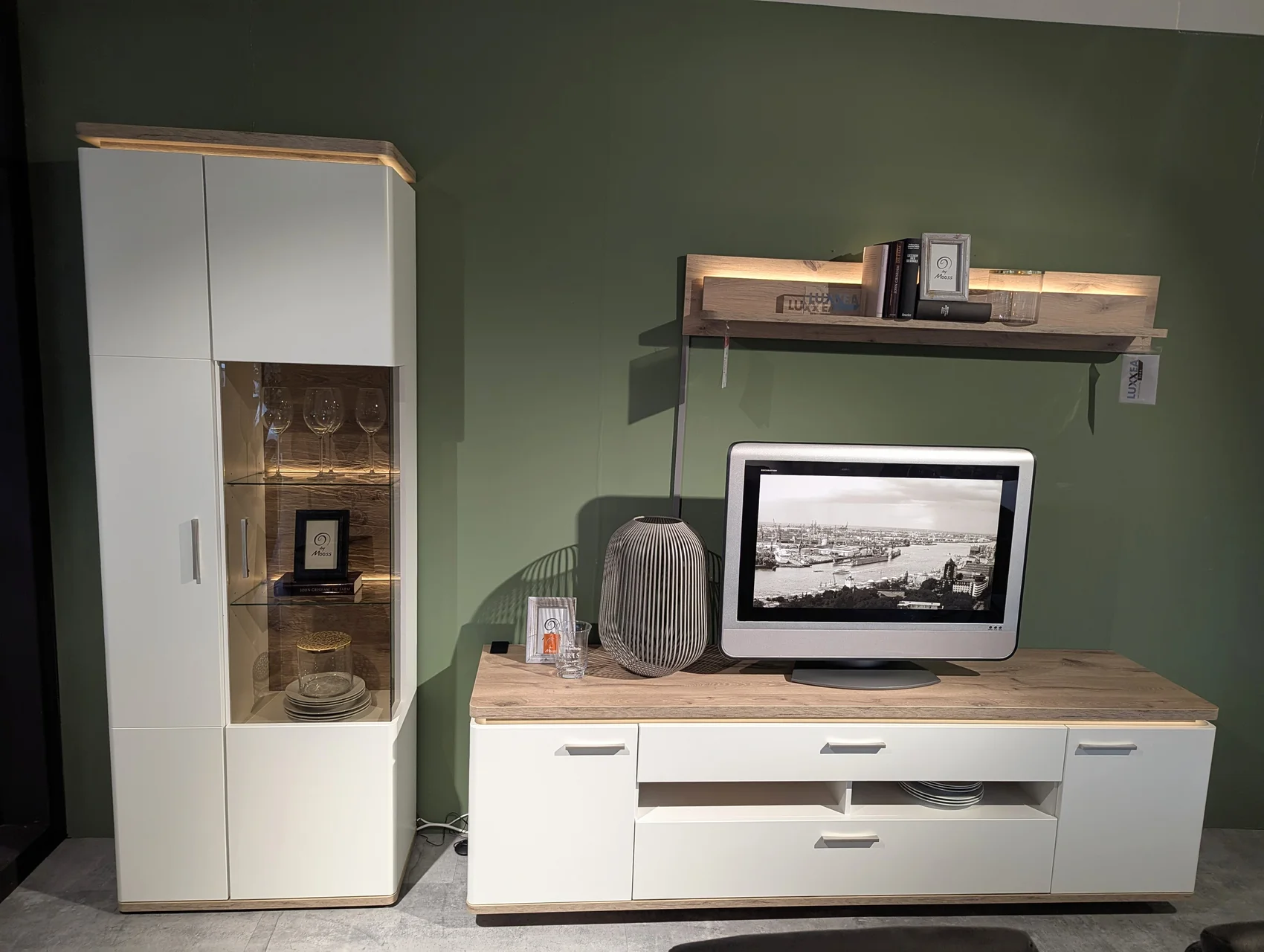 Komplette Wohnkombination in Soft White tiefgezogen. Die Kombination besteht aus einer Vitrine, einem Wandboard und einem TV-Element | Möbel Debbeler Visbek
