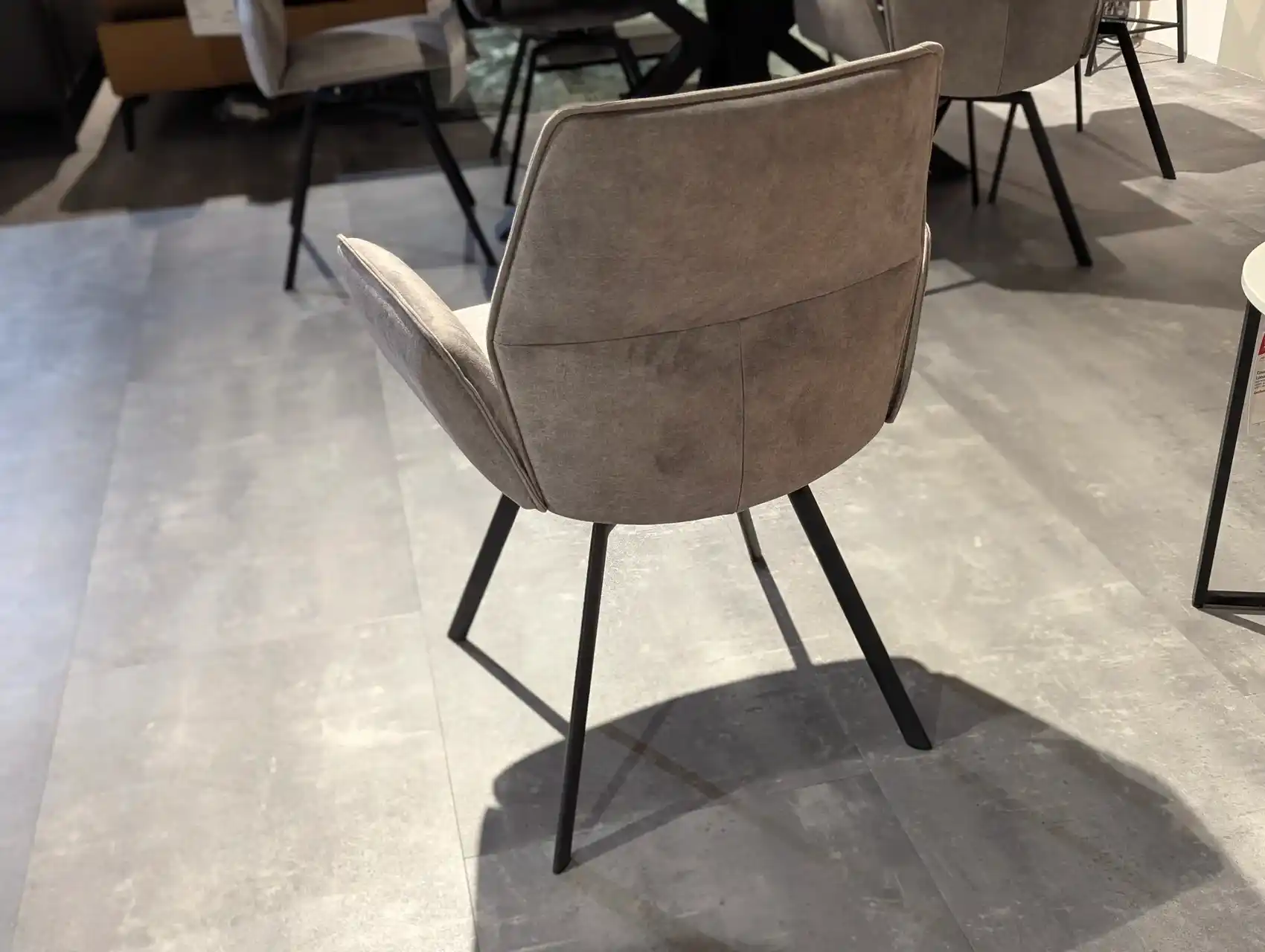 Rückseite des Armlehnstuhls mit sichtbarem Metallgestell