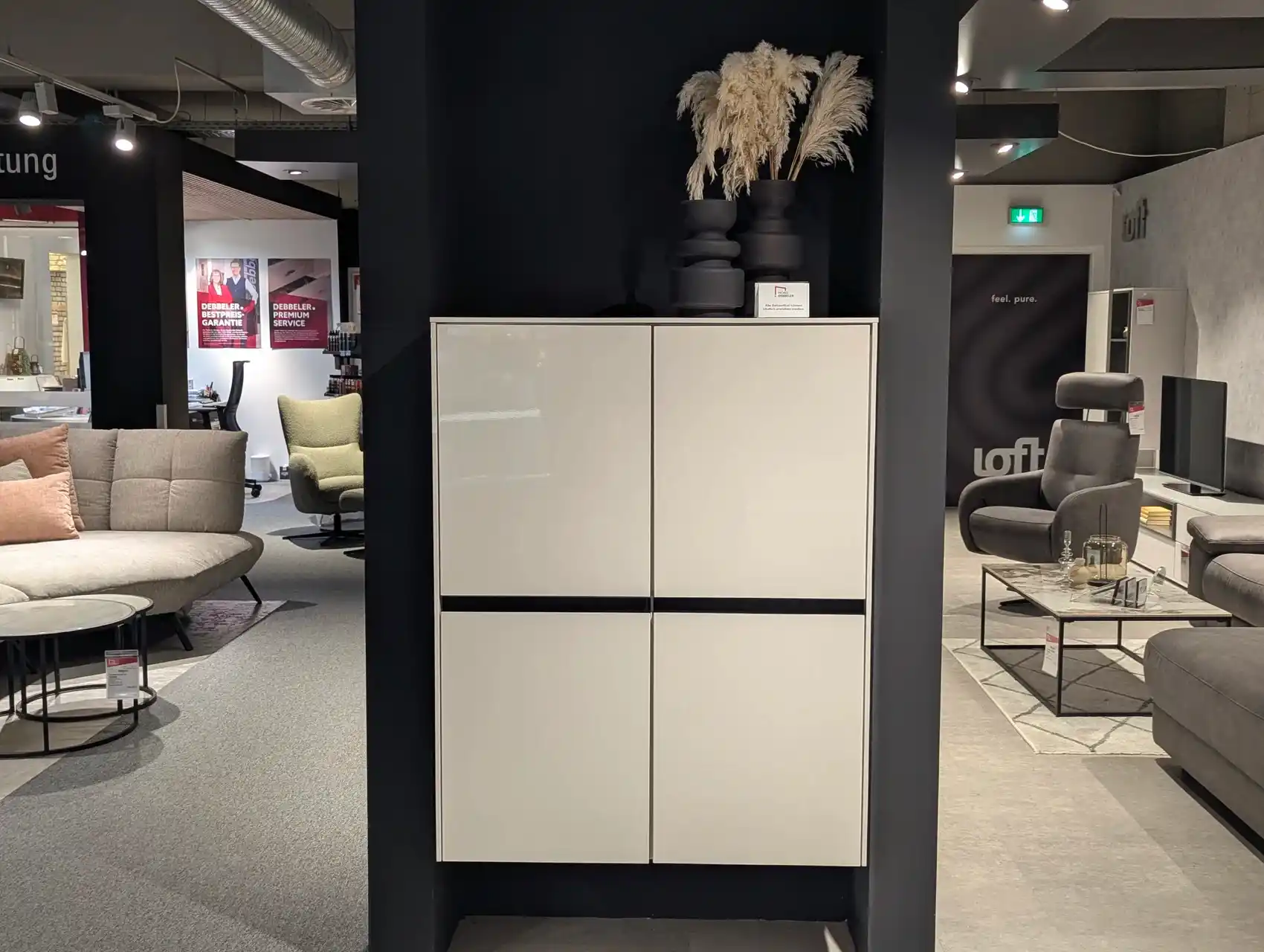 Hängeschrank glänzend in Seidengrau und mit schwarzen Griffleisten | Möbel Debbeler Visbel