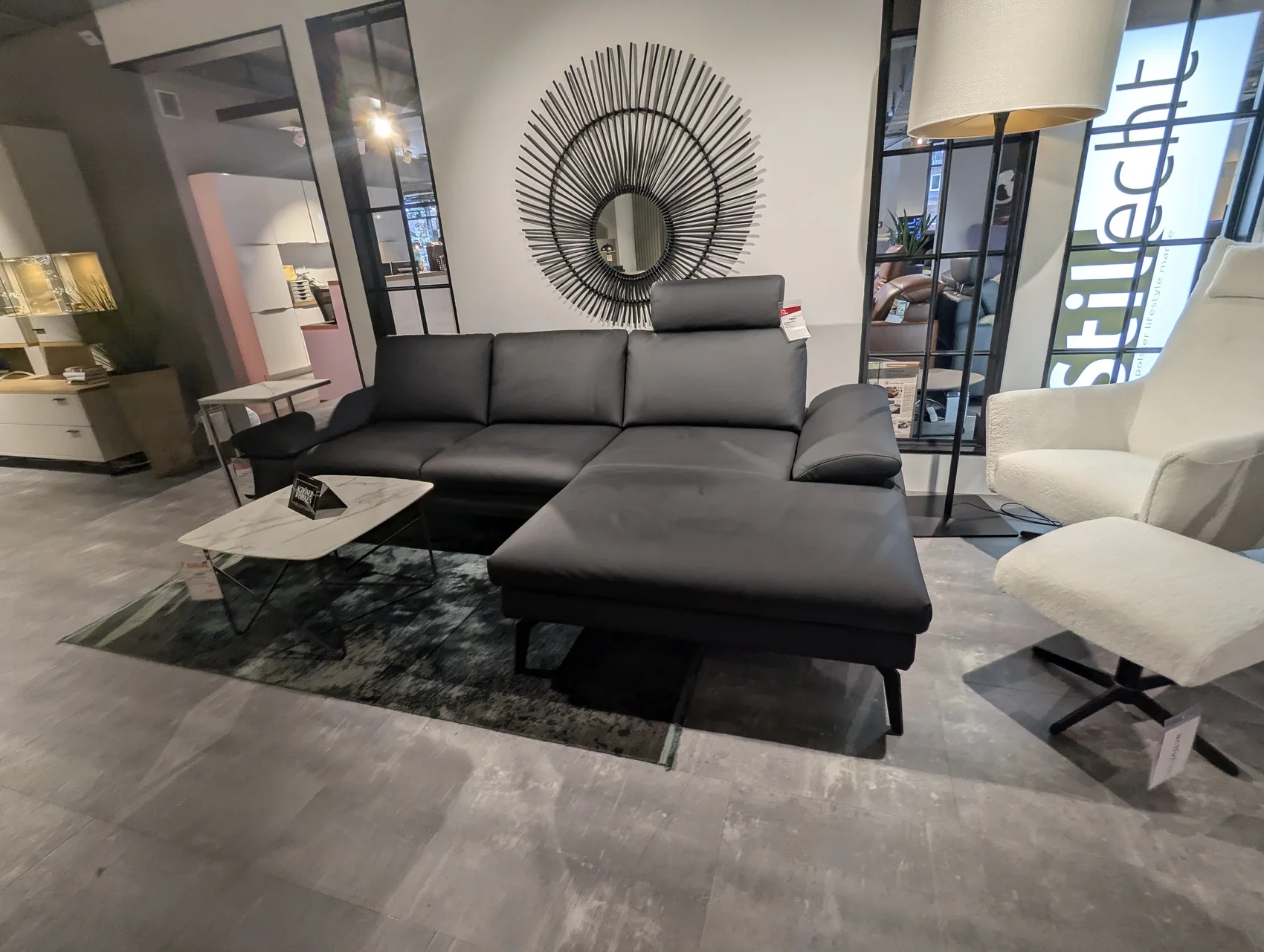Ecksofa in schwarzem Leder 