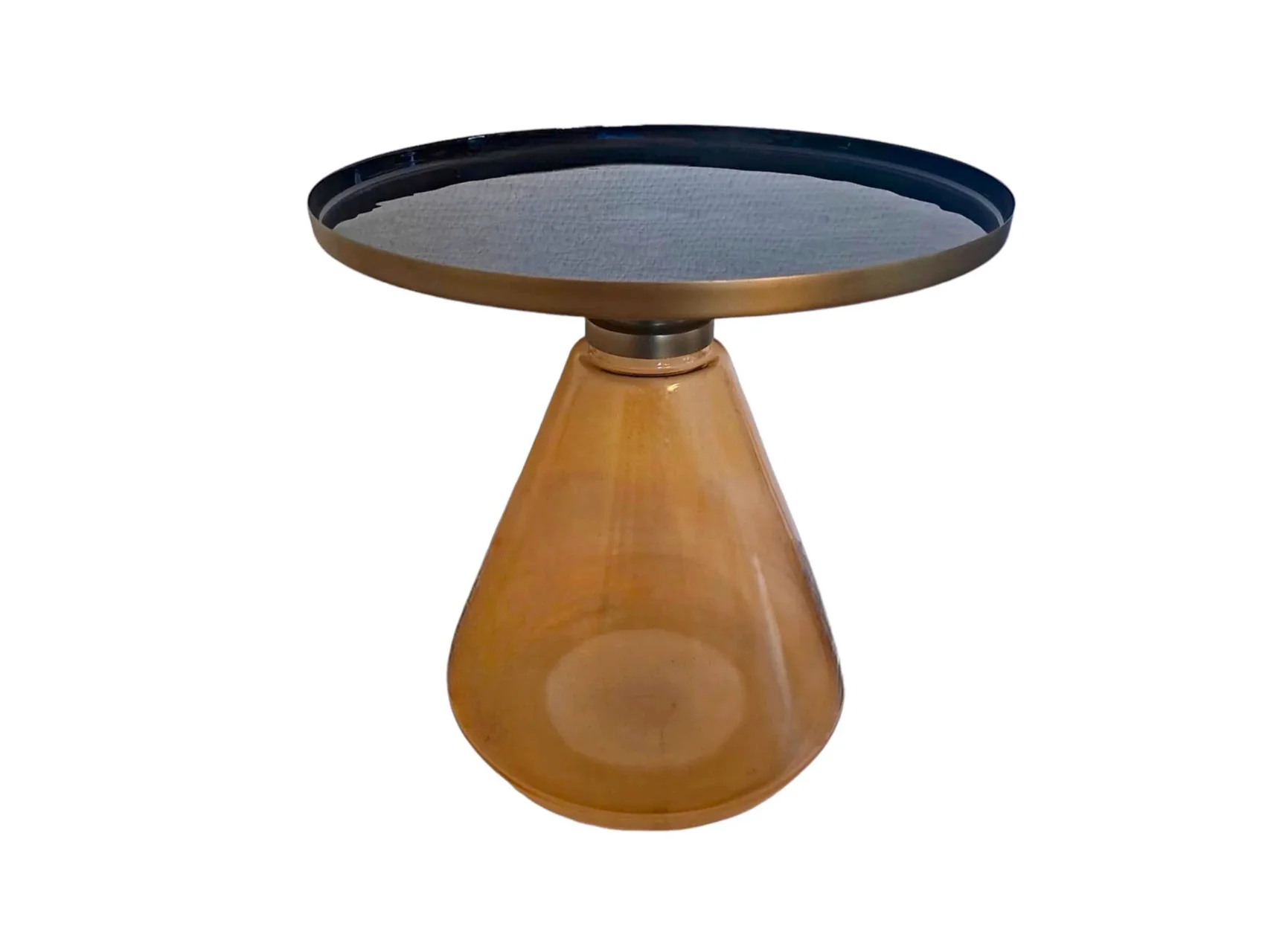 Ein moderner Beistelltisch mit einem Farbigen abgerundeten Gestell und einer Messingplatte. Perfekt fürs Wohnzimmer!