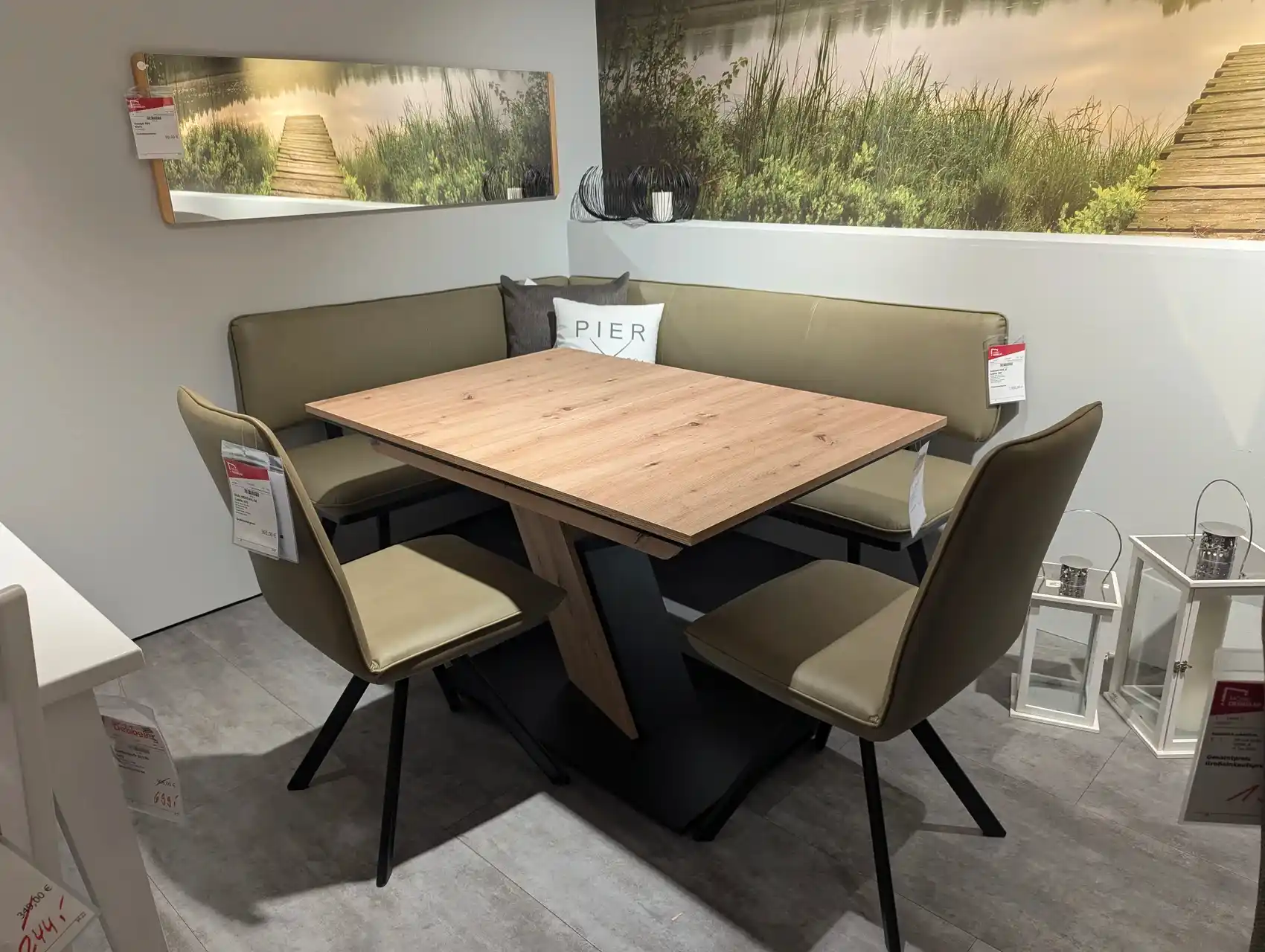 Eckbankgruppe mit Säulentisch & drehbaren Stühlen