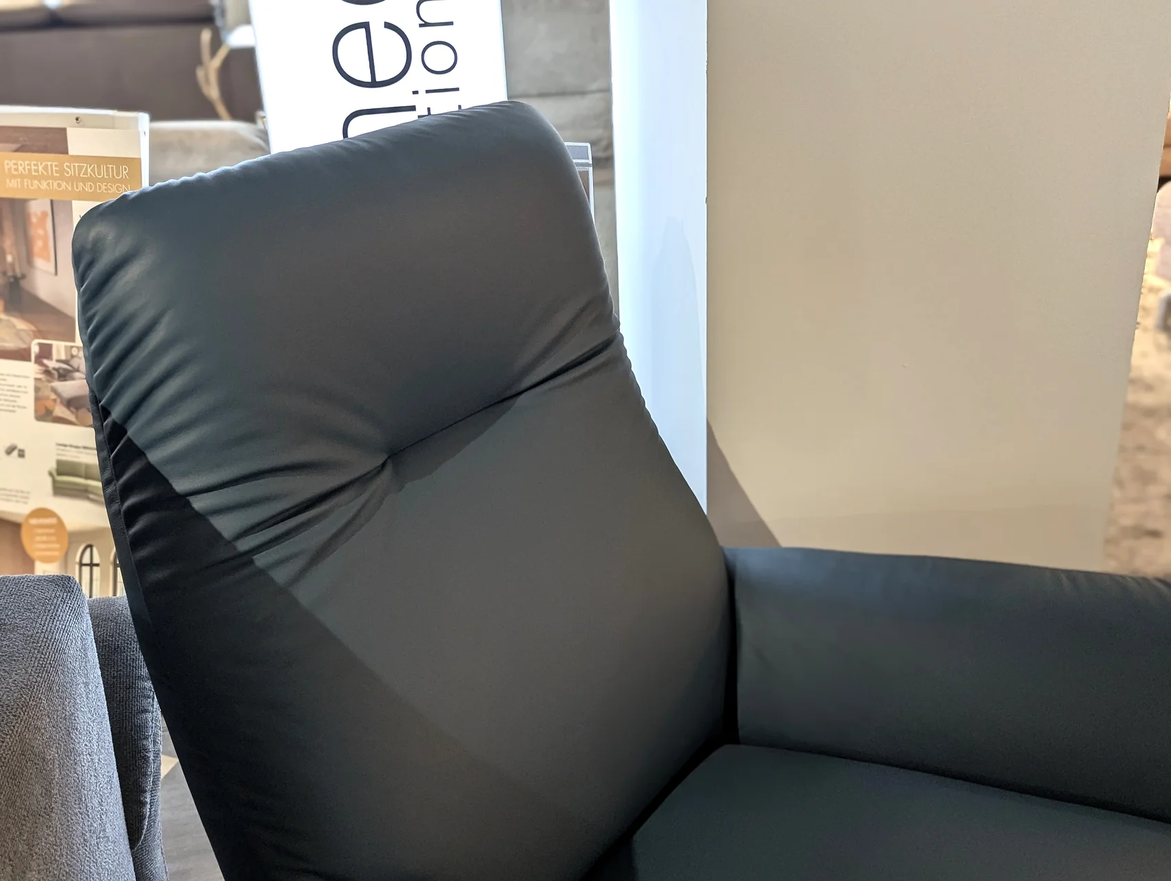 Lederbezug von einem 1-Sitzer Sessel nahaufnahme von einem Sessel mit Bezug aus Leder