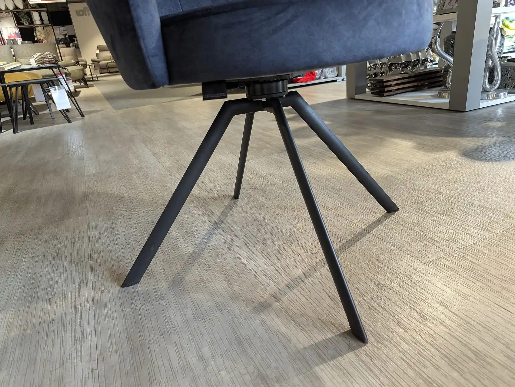 Nahaufnahme von dem Gestell eines blauen Stuhls. Das Gestell ist aus Metall und in der Farbe Anthrazit.