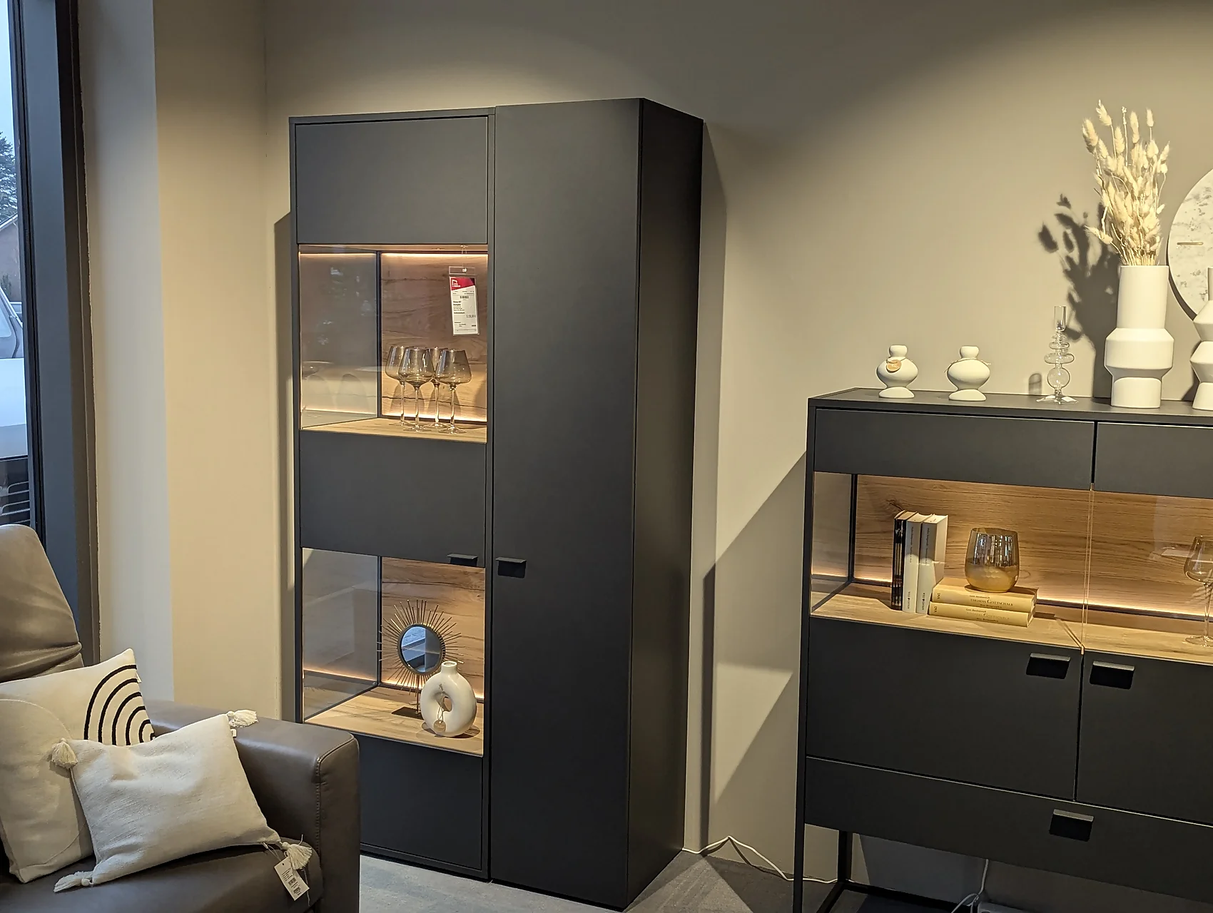 Vitrine mit Beleuchtung in Anthrazit & Eiche rustico