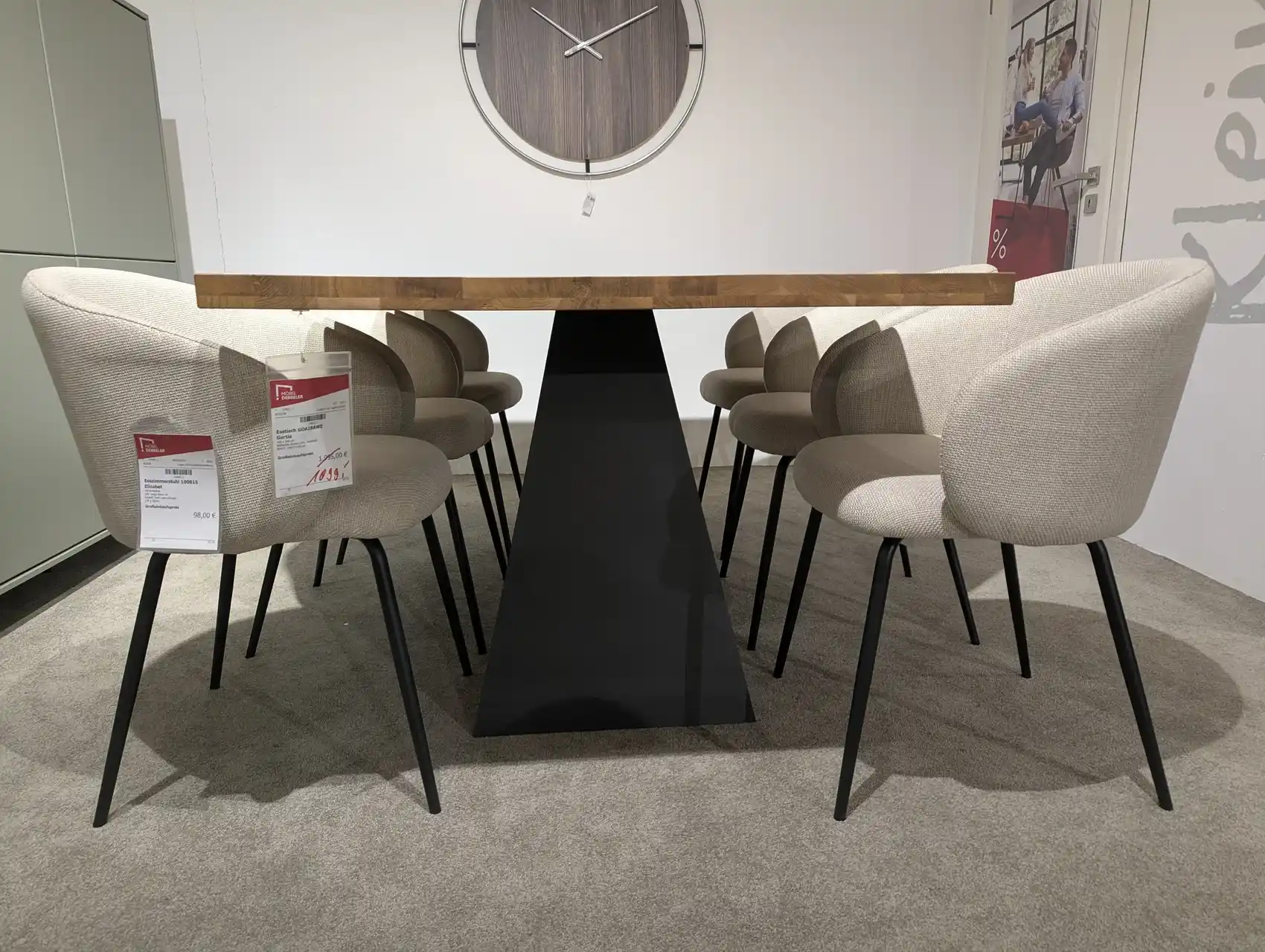 Massiver Esszimmertisch, Unteransicht mit Fokus auf stabiles Tischgestell