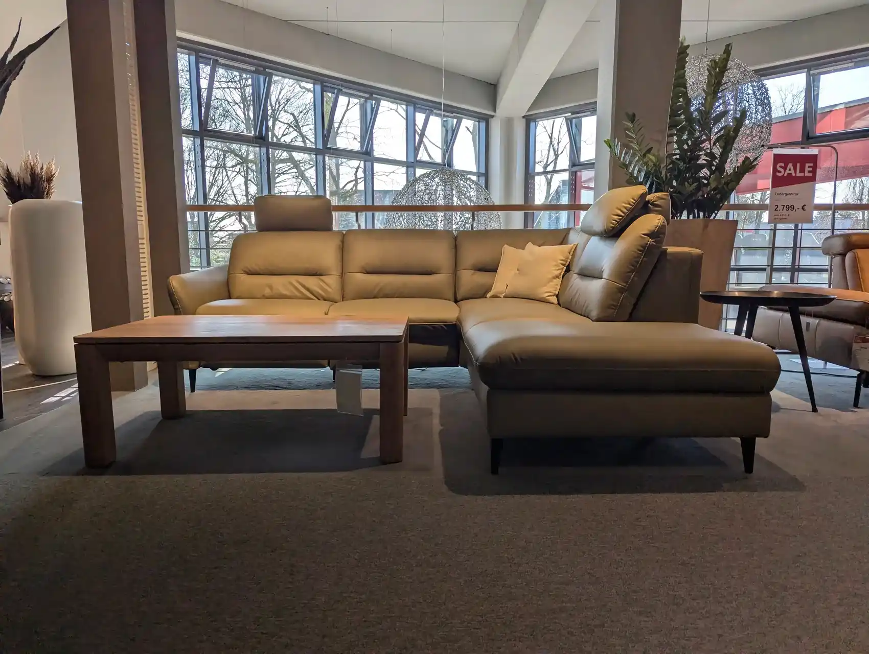 Garnitur mit aufklappbarem Anstellhocker