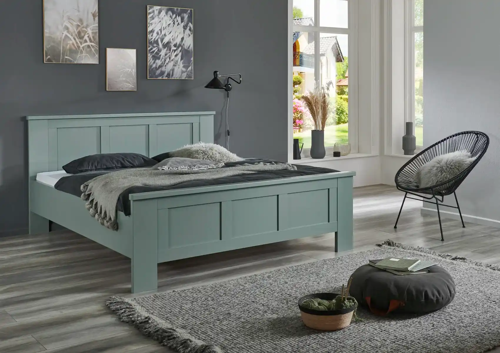 Doppelbett in der Farbe Salbeigrün mit einer Liegefläche von 180 x 200 cm