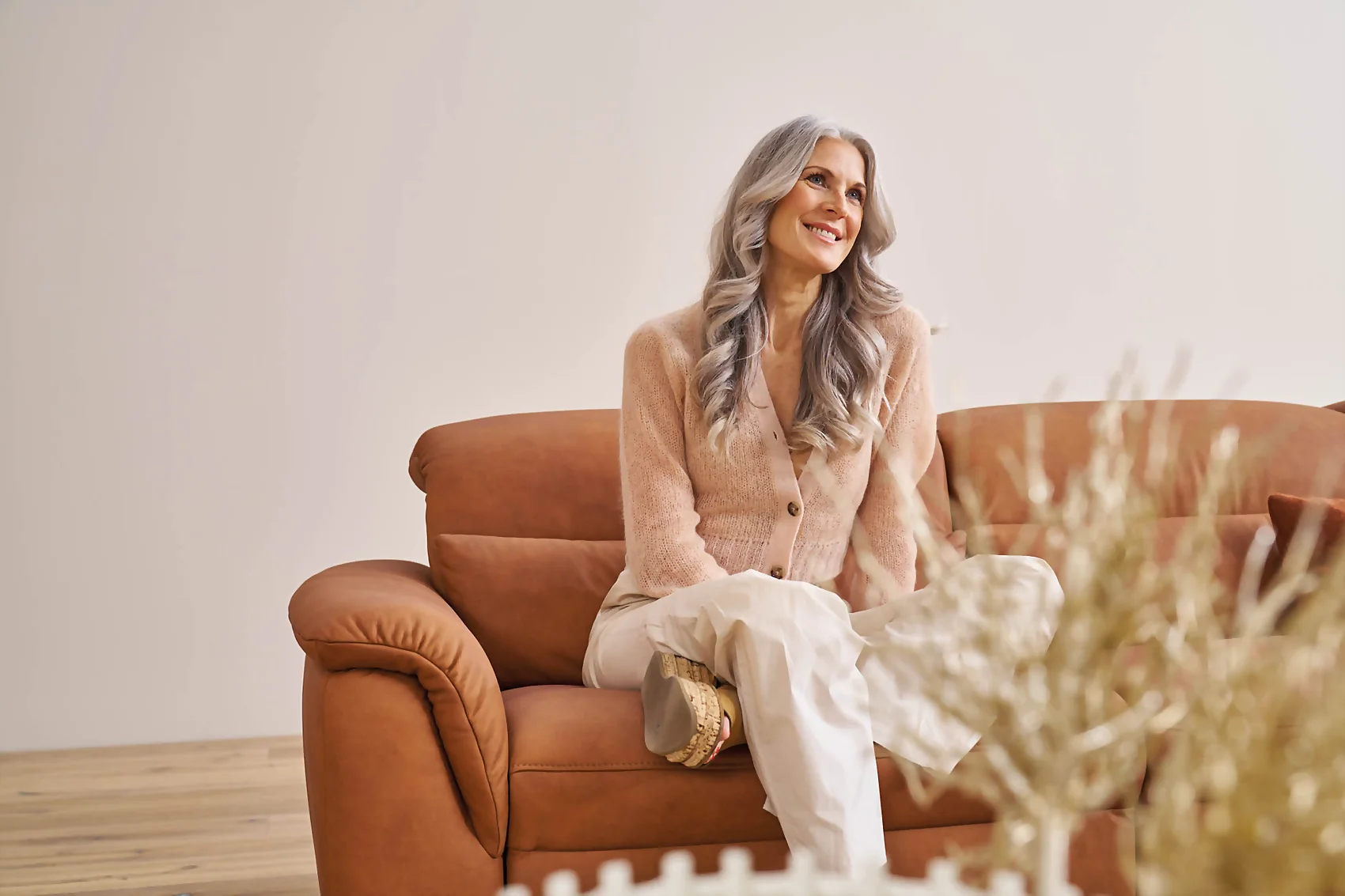 titelbild-frau-auf-sofa-blogbeitrag-moebel-debbeler titelbild-frau-auf-sofa-blogbeitrag-moebel-debbeler