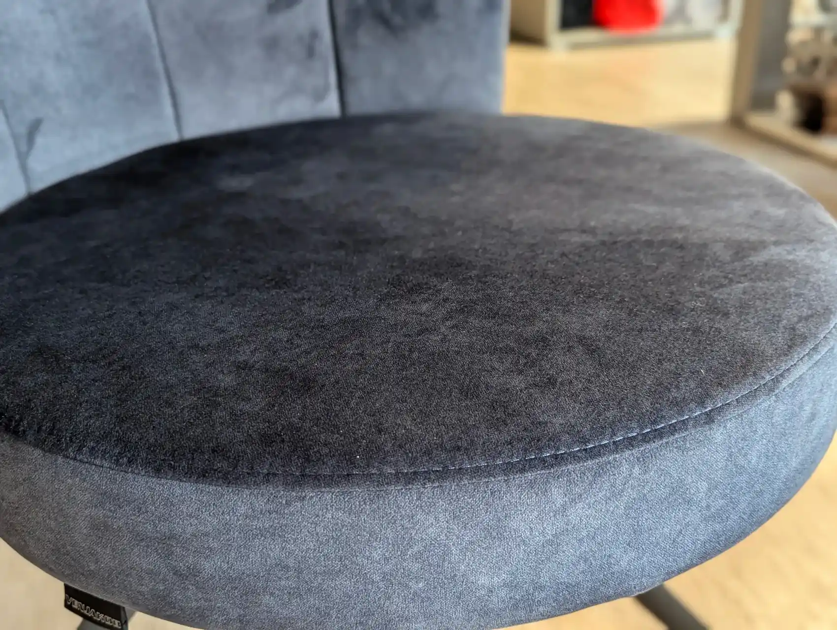 Nahaufnahme vom Sitz und Stoff des blauen Stuhls, 