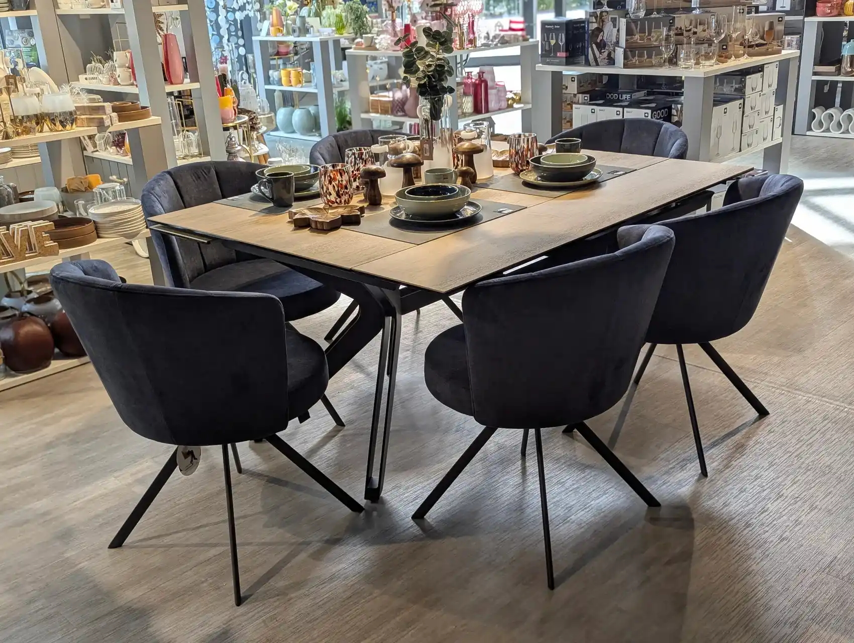 Stuhlgruppe in einem blauen Stoff, perfekt für Ihr Esszimmer oder Wohnzimmer.