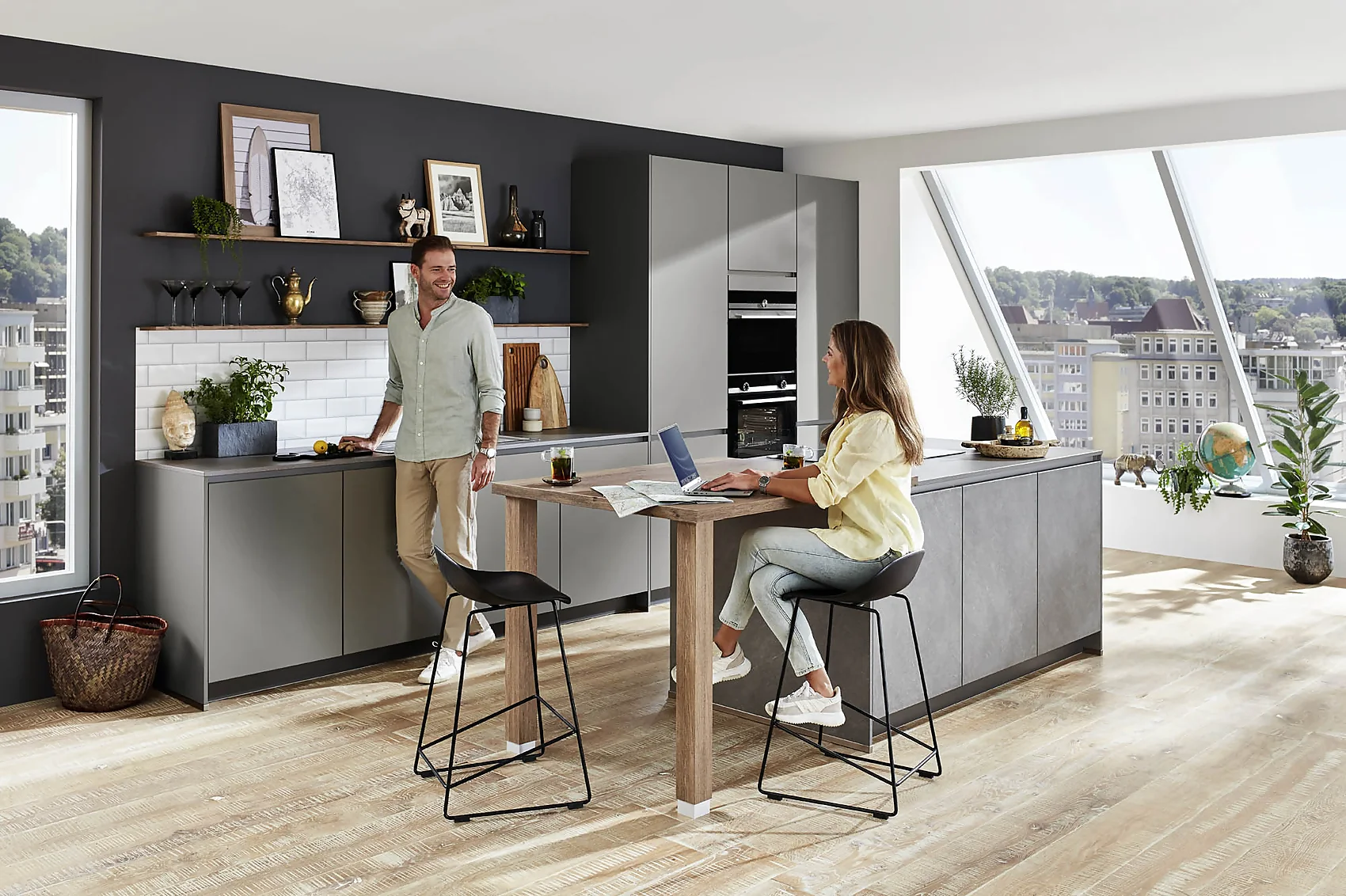 Paerchen-zusammen-kueche-moebel-debbeler