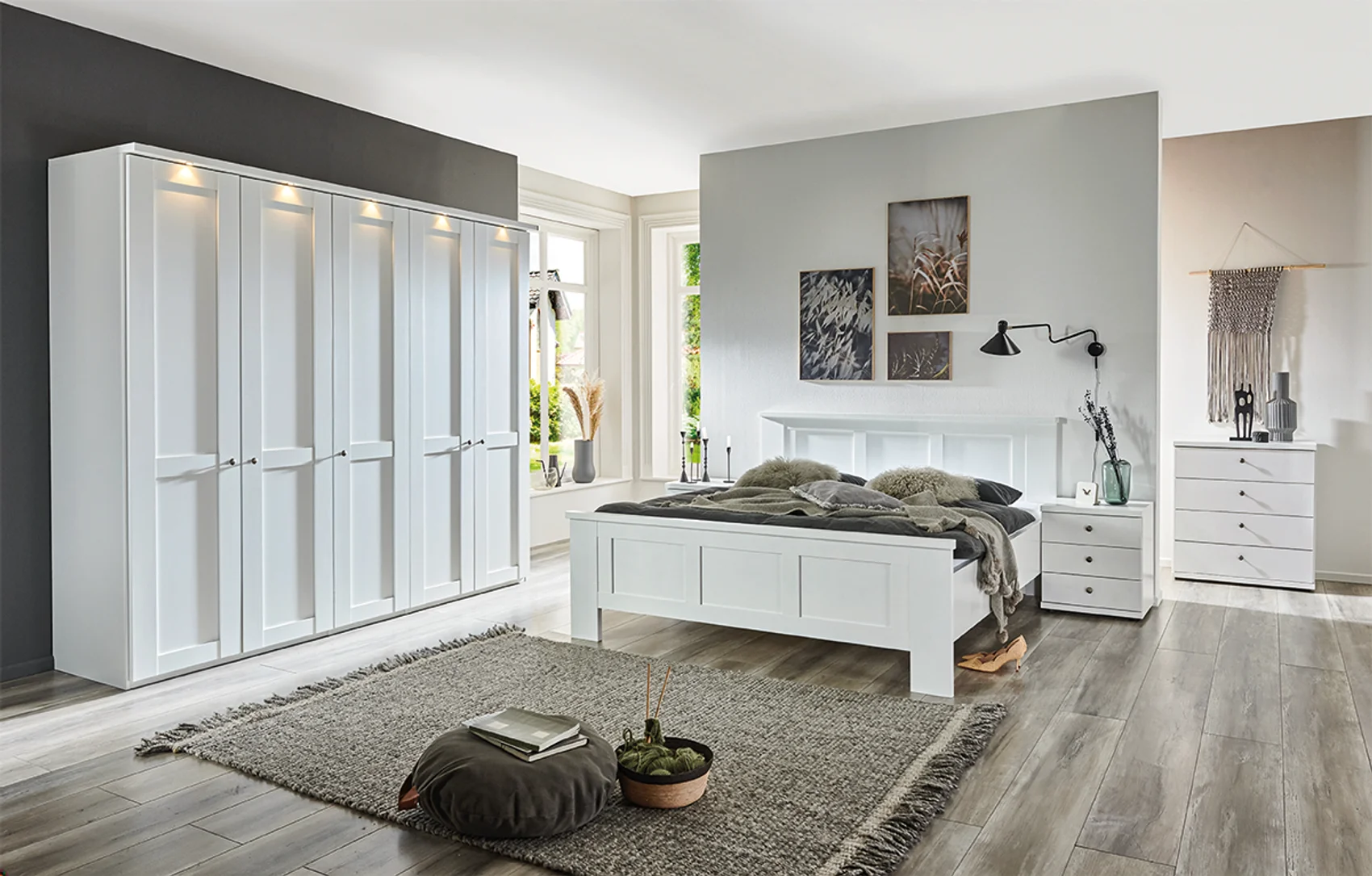Schlafzimmer Salbeigrün mit Bett & Schrank
