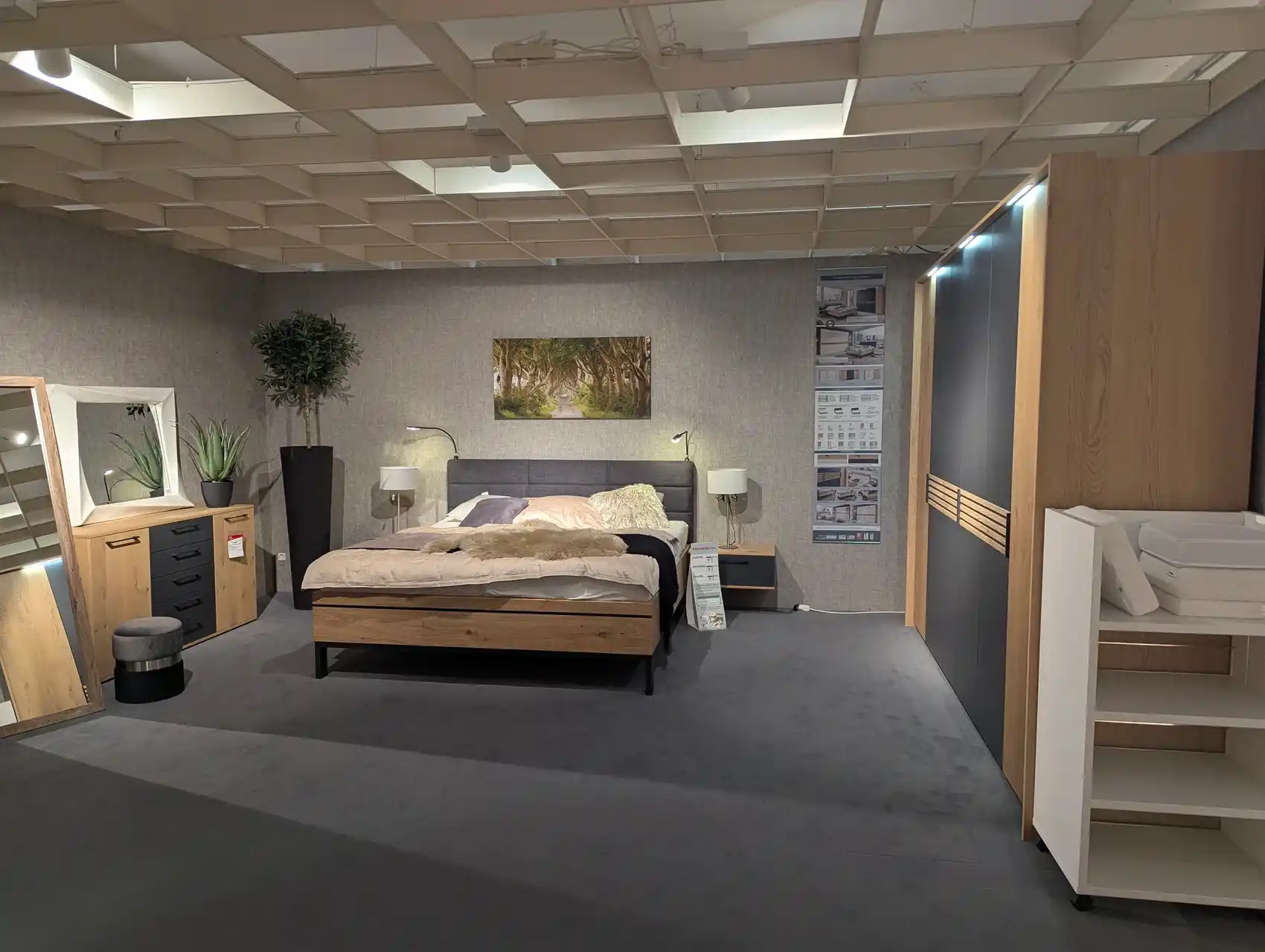 Schlafzimmerkombination Balkeneiche & Lack Basalt