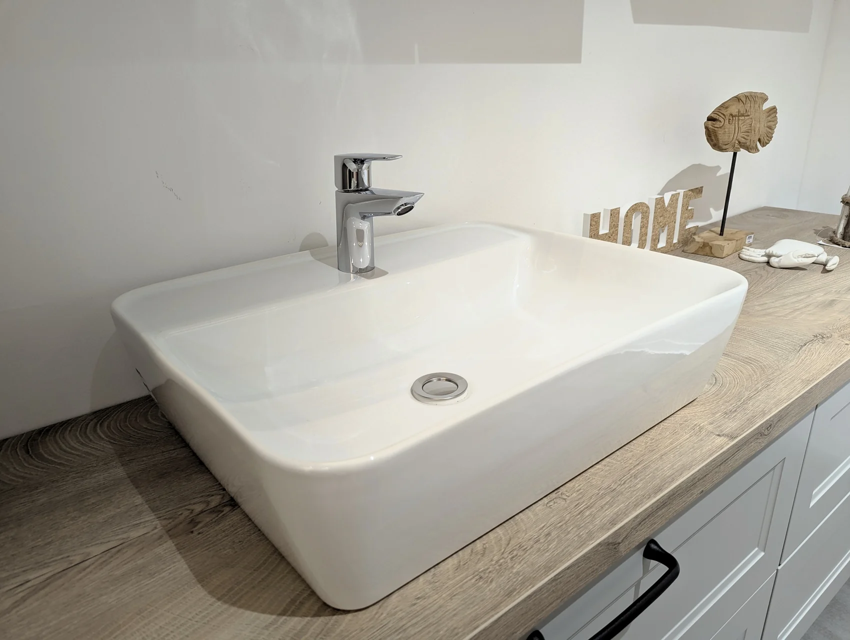 weißes Waschbecken mit Wasserhahn