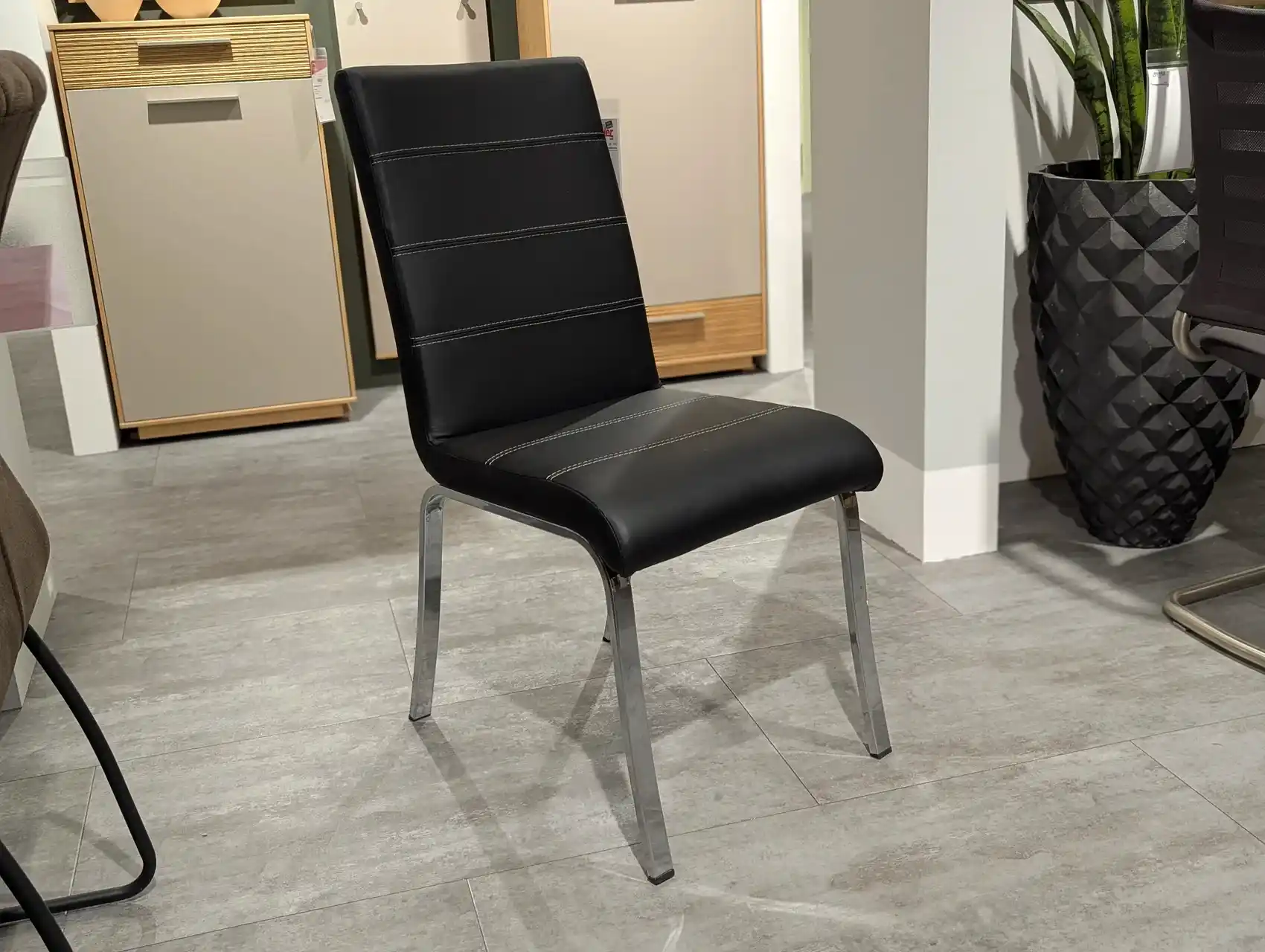 Stuhl schwarzes Kunstleder