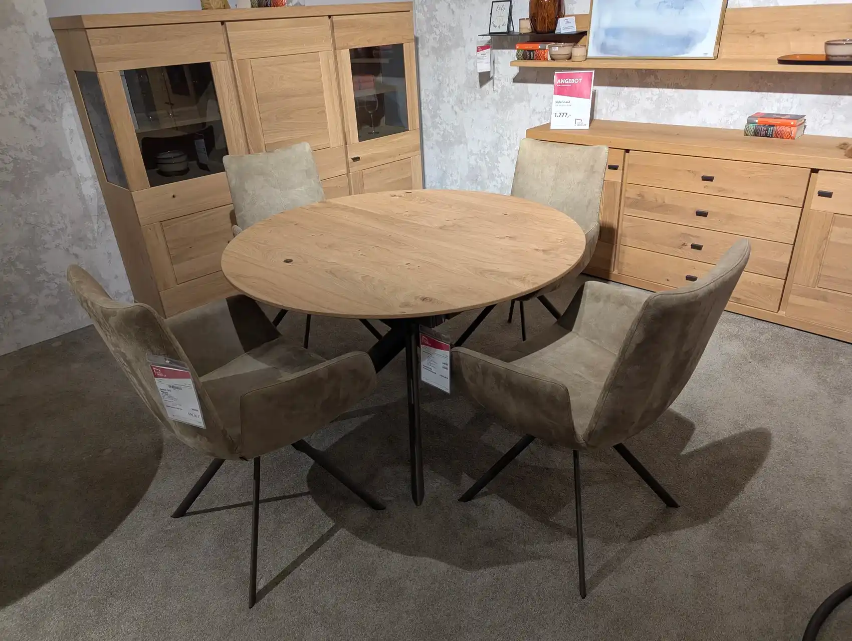 Eine Stuhlgruppe mit vier Stühlen an einem runden Esstisch. 