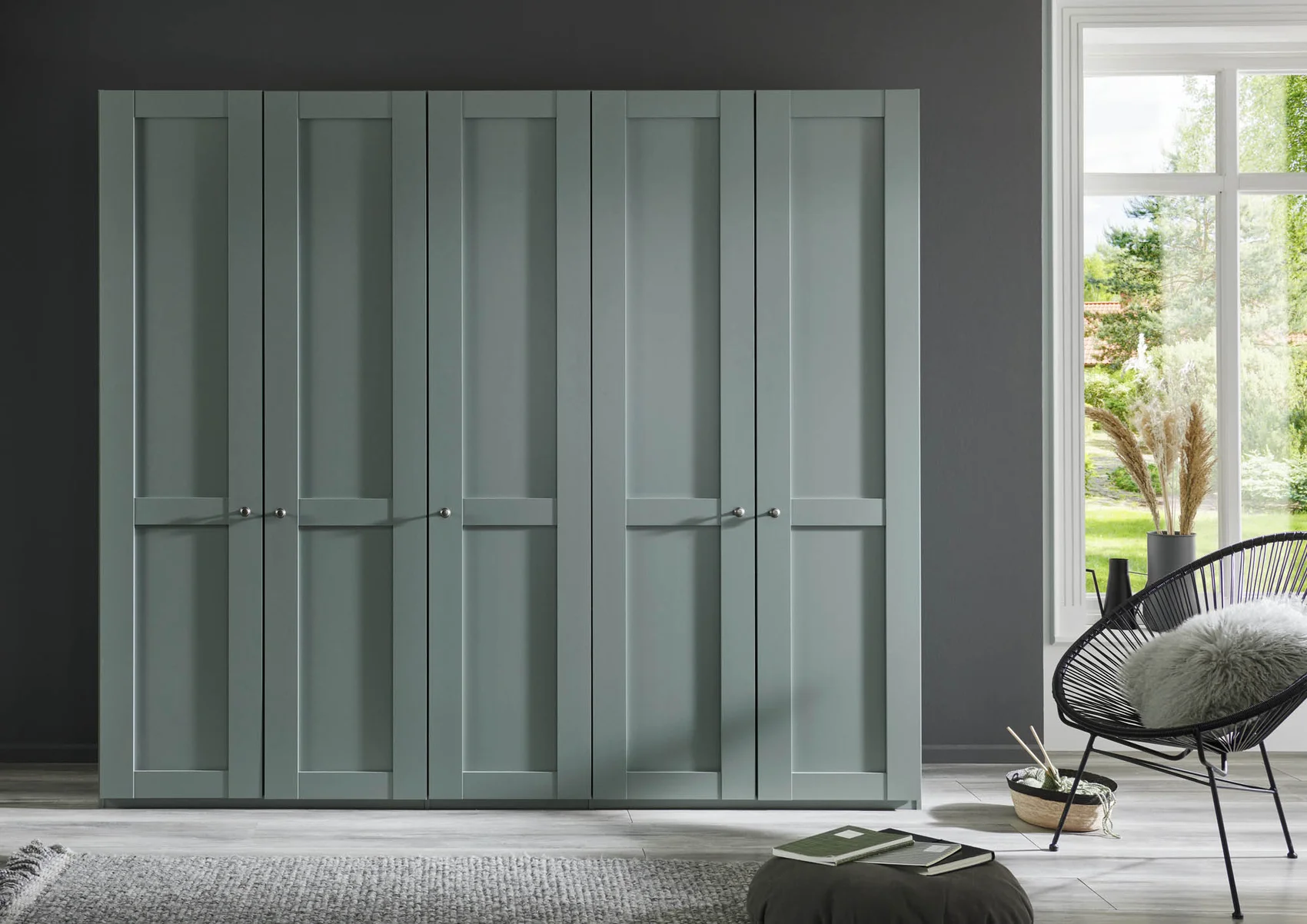 Kleiderschrank mit 5 Türen in der Farbe Salbeigrün