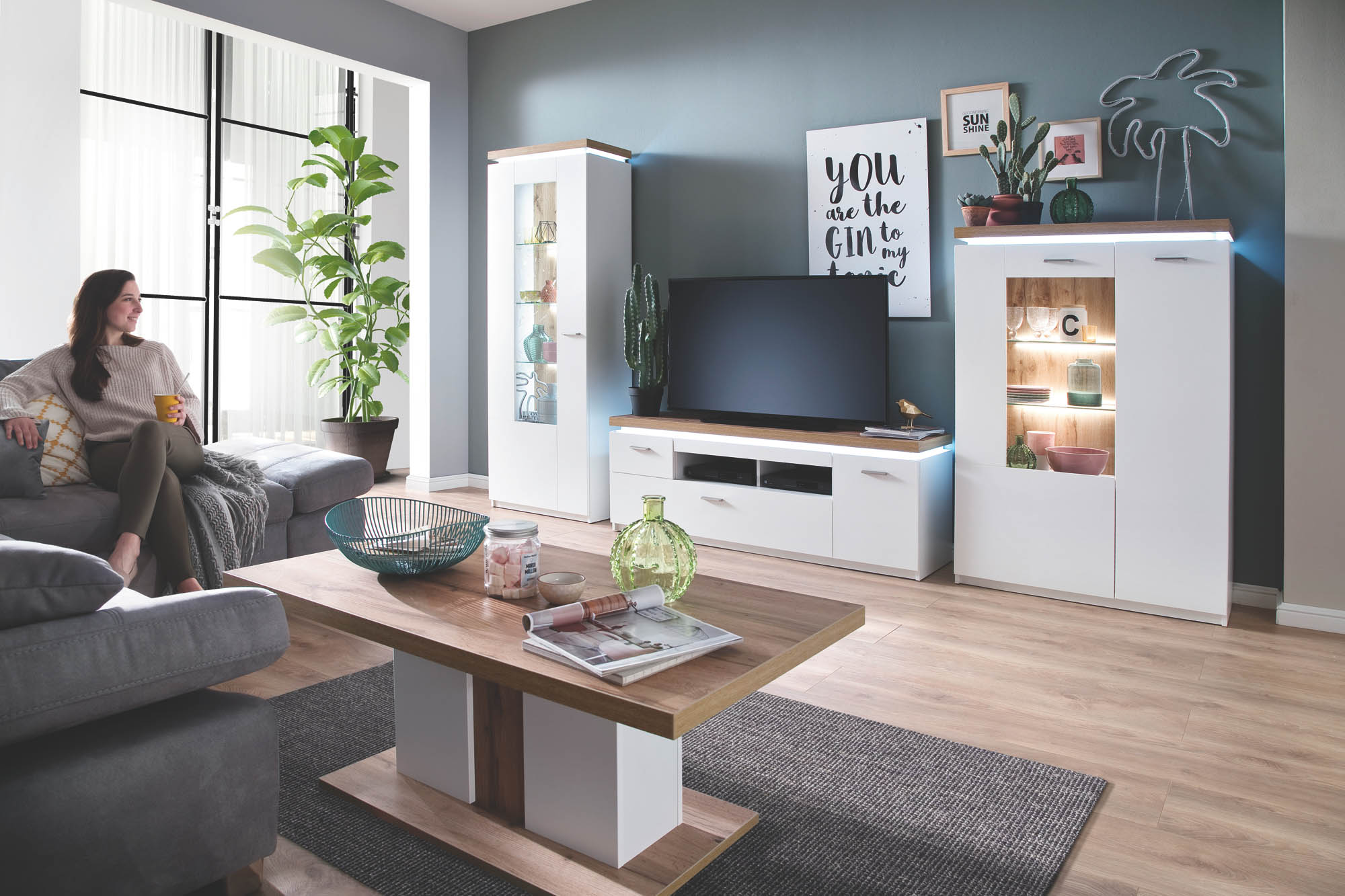 Weiße Wohnwand Wohnwand in weiß mit einem zugehörigen Couchtisch